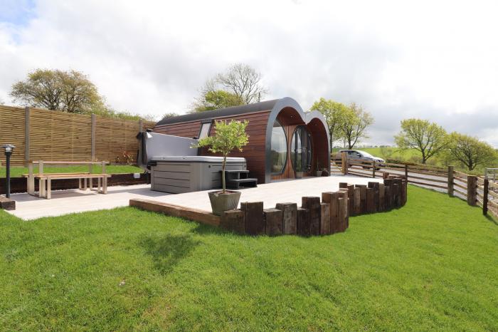 Creuddyn near Aberystwyth in Ceredigion. Single-storey home with enclosed garden and hot tub. 1bed.