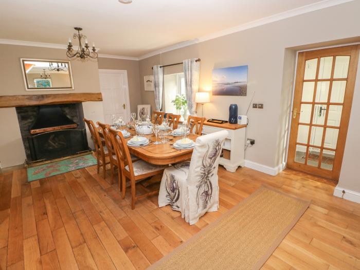 North Studdock Cottage, Pembroke. Four-bedroom home welcoming two dogs and eight guests. Near beach