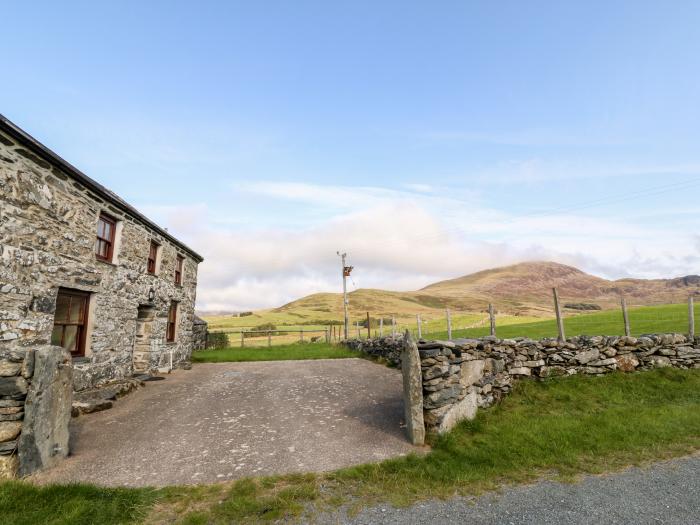 Ereiniog, near Tremadog, Gwynedd, Wales. Pet free. Off-road parking. Smart TV. Countryside. Sleeps 4