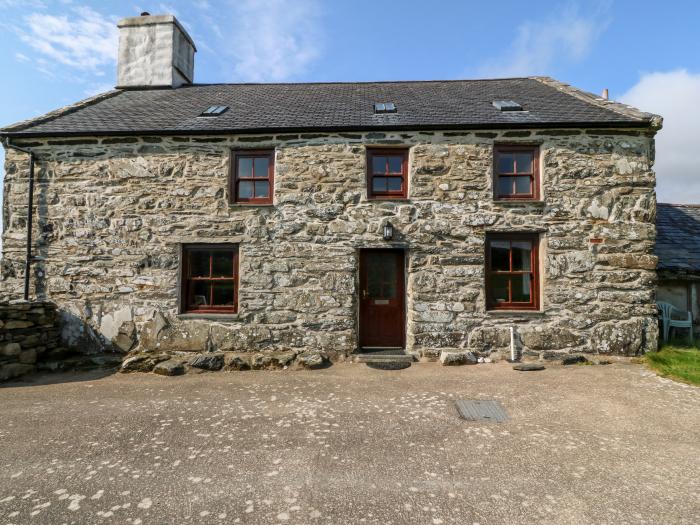 Ereiniog, near Tremadog, Gwynedd, Wales. Pet free. Off-road parking. Smart TV. Countryside. Sleeps 4