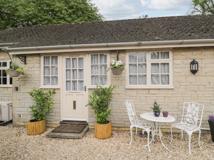 Paddock Cottage, Crudwell, Wiltshire. TV. WiFi. Off-road parking. Open-plan. Close to Cotswolds AONB