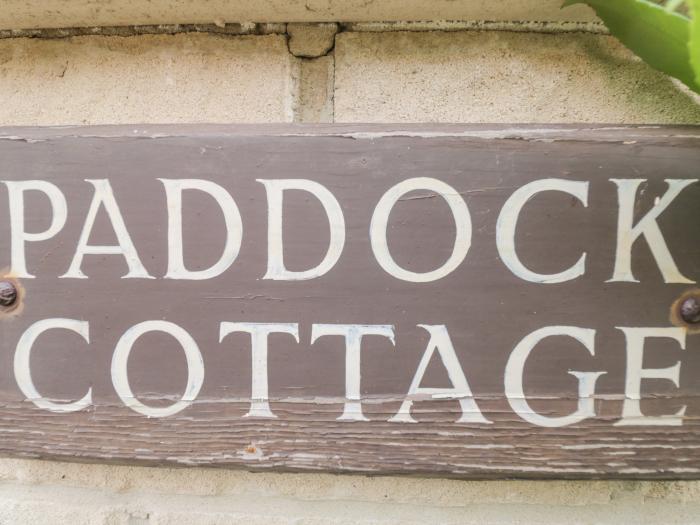 Paddock Cottage, Crudwell, Wiltshire. TV. WiFi. Off-road parking. Open-plan. Close to Cotswolds AONB