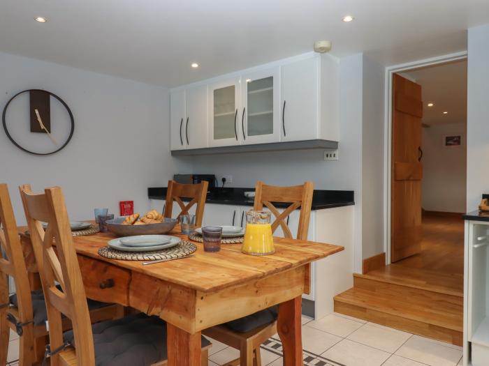 Waterland Farm, Bradworthy, Devon. Pet-frienldy. Woodburning stove. Near National Park. TV.