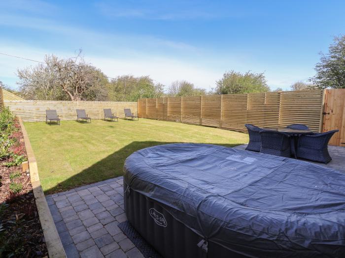Kerry Cottage, Talacre, Flintshire. Beach nearby, contemporary finish, pet-friendly, 4-beds, hot tub