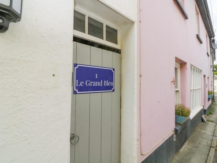 Le Grand Bleu, in Aveton Gifford, Devon. Near a National Park. Private courtyard. Close to amenities