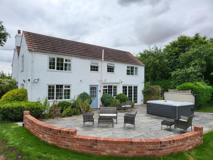 Holly Cottage, Wickenby near Wragby, Lincolnshire. 5 bedrooms. Child-friendly. Pet-friendly. Hot tub
