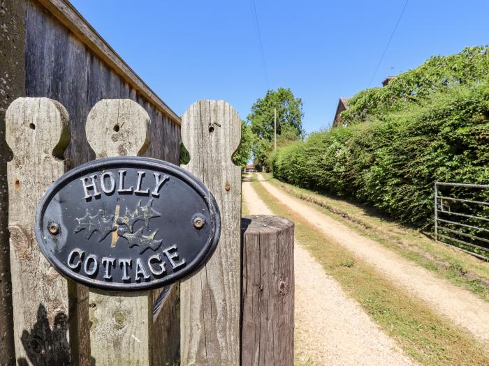 Holly Cottage, Wickenby near Wragby, Lincolnshire. 5 bedrooms. Child-friendly. Pet-friendly. Hot tub