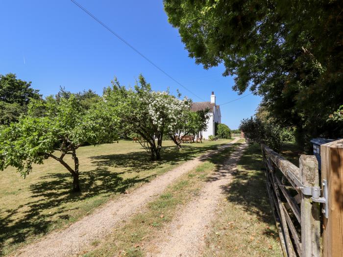 Holly Cottage, Wickenby near Wragby, Lincolnshire. 5 bedrooms. Child-friendly. Pet-friendly. Hot tub