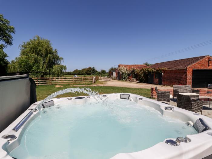 Holly Cottage, Wickenby near Wragby, Lincolnshire. 5 bedrooms. Child-friendly. Pet-friendly. Hot tub