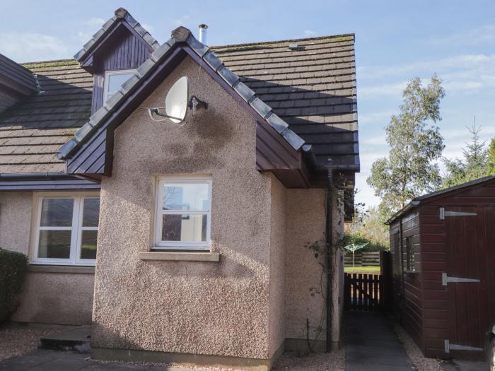 Taigh Tearlach in Kyleakin, Highlands,washing machine, tumble dryer, woodburner and child-facilities