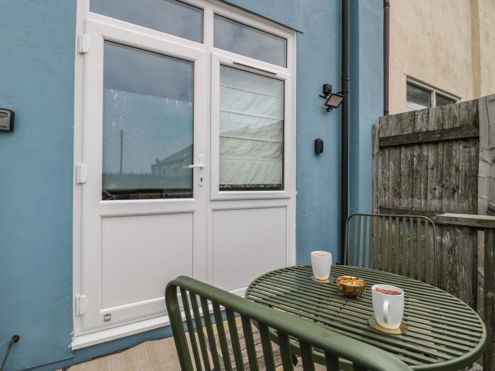 65 Fortuneswell, Fortuneswell, Dorset. Property sleeps six guests in three bedrooms. Wi-Fi. Parking.