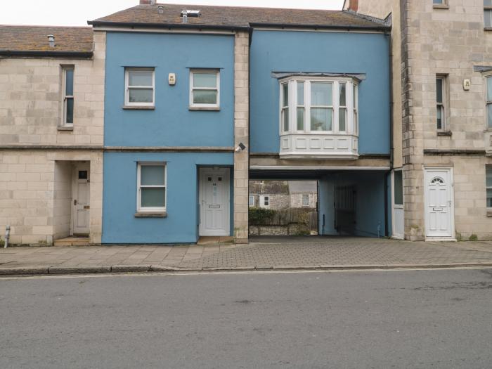 65 Fortuneswell, Fortuneswell, Dorset. Property sleeps six guests in three bedrooms. Wi-Fi. Parking.