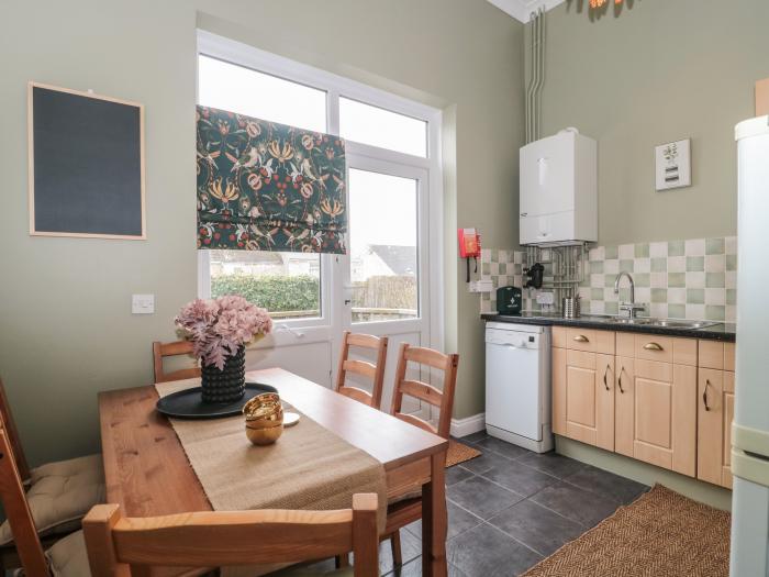 65 Fortuneswell, Fortuneswell, Dorset. Property sleeps six guests in three bedrooms. Wi-Fi. Parking.