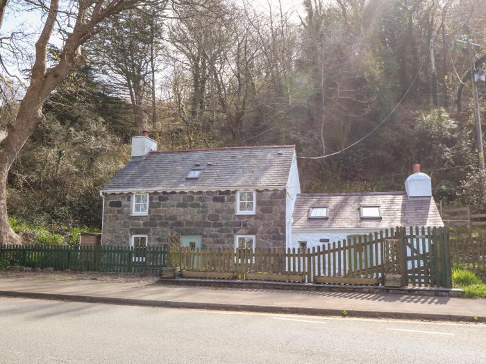 Sweetholme in Trefor, Gwynedd. Woodburning stove, pet-friendly, enclosed garden and washing machine