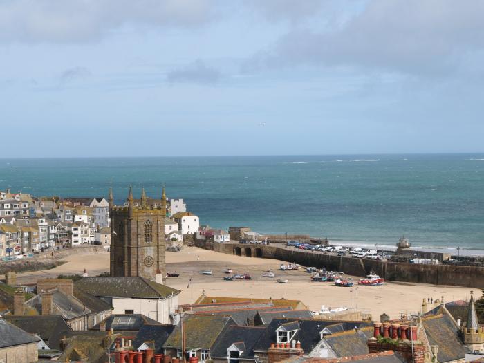 Prospect Place, ground-floor apartment in Hayle, Cornwall. Pet-friendly. Allocated parking. Coastal.