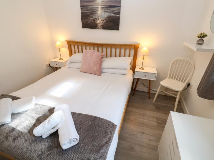 Prospect Place, ground-floor apartment in Hayle, Cornwall. Pet-friendly. Allocated parking. Coastal.