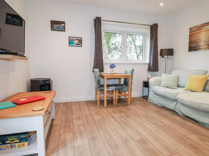 Grasshoppers is near Carnon Downs, Cornwall. One-bedroom annexe, ideal for a couple. Near amenities.