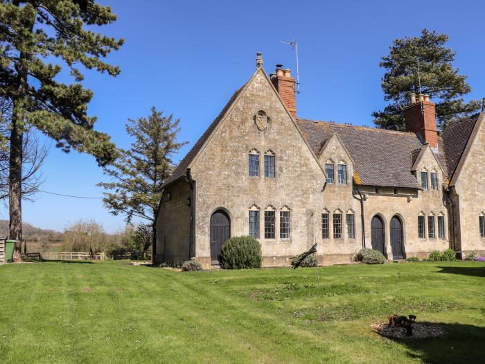 The Alms Houses in Tewkesbury, Gloucestershire. Pet-friendly, serene location and distant hill views