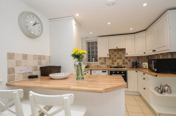 Curlew Lodge, is in Newquay, Cornwall. Close to amenities and beach. Pet-friendly. Woodburning stove