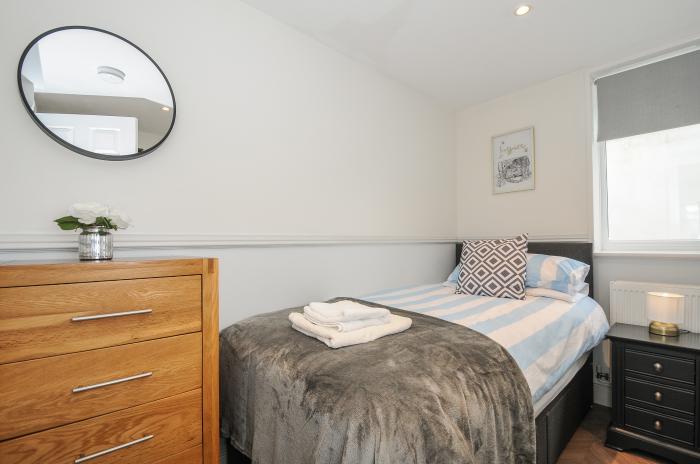 Curlew Lodge, is in Newquay, Cornwall. Close to amenities and beach. Pet-friendly. Woodburning stove