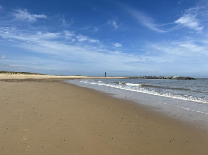 Holly Cottage, Sea Palling, Norfolk. Beach nearby, woodburning stove, enclosed garden, pet-friendly.