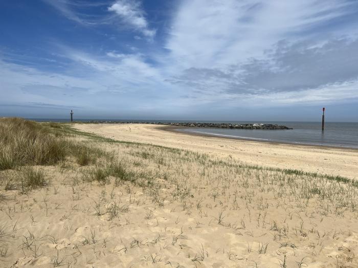 Holly Cottage, Sea Palling, Norfolk. Beach nearby, woodburning stove, enclosed garden, pet-friendly.