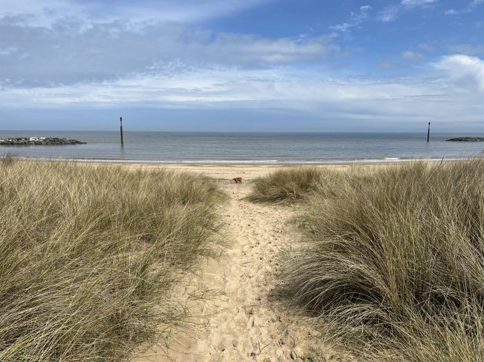 Holly Cottage, Sea Palling, Norfolk. Beach nearby, woodburning stove, enclosed garden, pet-friendly.