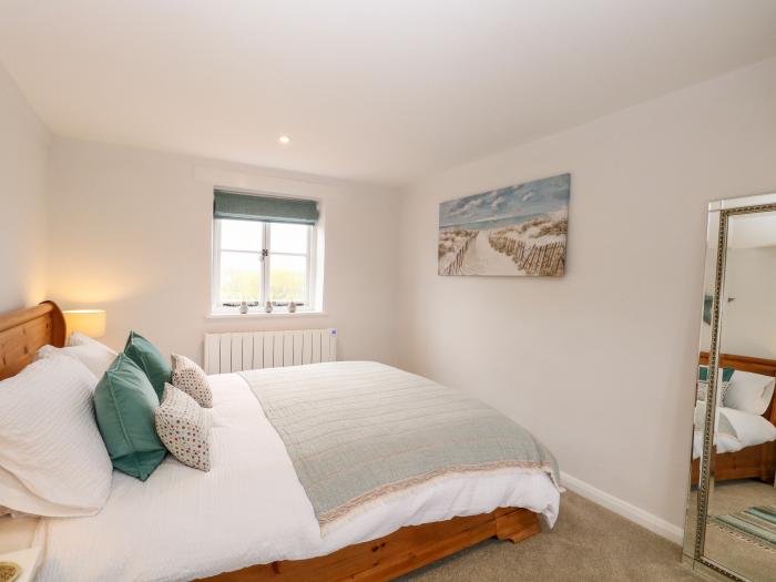 Holly Cottage, Sea Palling, Norfolk. Beach nearby, woodburning stove, enclosed garden, pet-friendly.