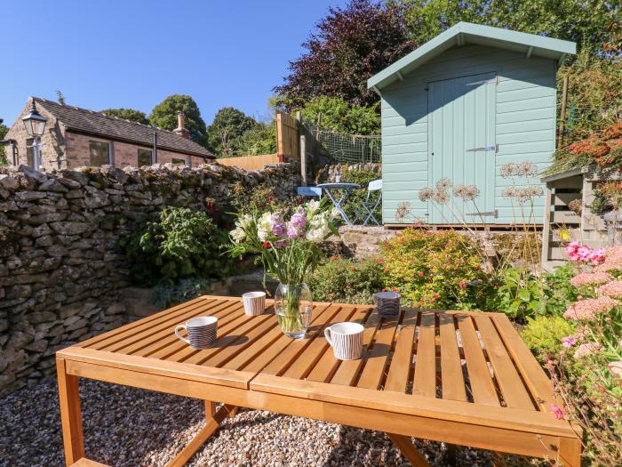 Flora Cottage, Tideswell, Derbyshire. In National Park. Close to amenities. Garden. Child facilities