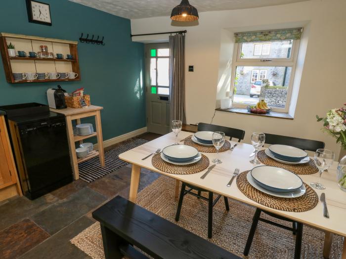Flora Cottage, Tideswell, Derbyshire. In National Park. Close to amenities. Garden. Child facilities