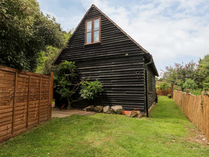The Stables Barn, is in Fontwell, in West Sussex. Allocated parking. One bedroom. Ideal for couples.