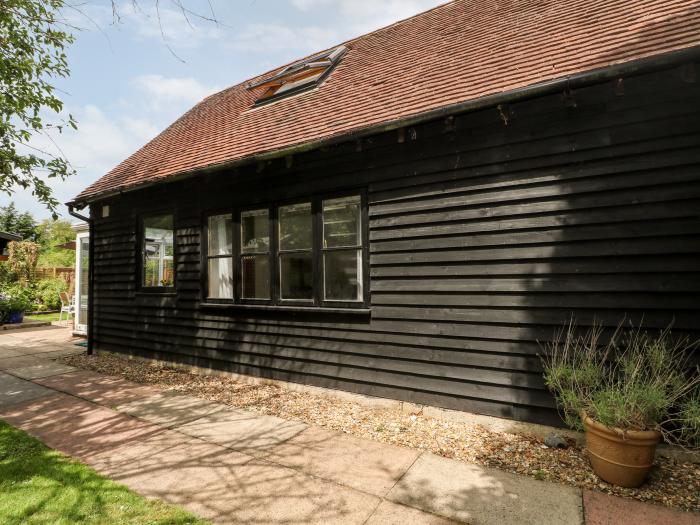 The Stables Barn, is in Fontwell, in West Sussex. Allocated parking. One bedroom. Ideal for couples.