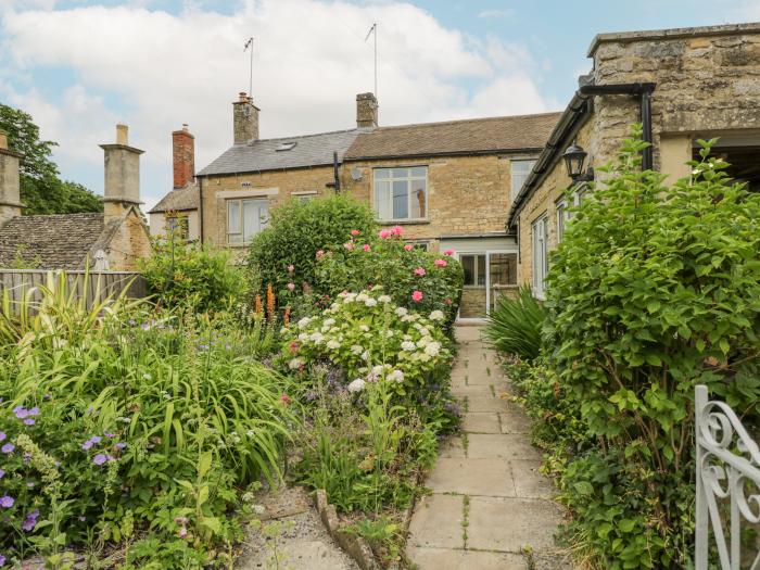 2 Church Street in Chipping Norton, Oxfordshire. In AONB. Private patio. Pet-friendly. Close to shop
