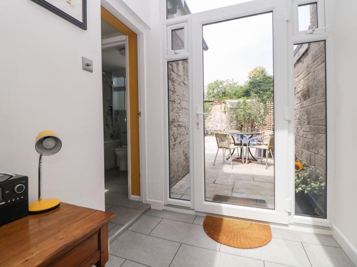 4 Stanedge Road, Bakewell, Derbyshire. Garden. Gas fire. Close to a pub and shop, and a river. WiFi.
