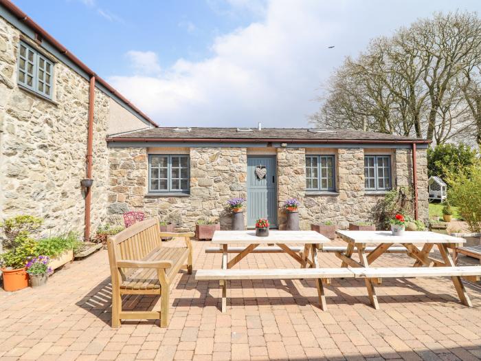 Y Wennol, Llangefni,Anglesey. Ample off-road parking and communal garden patios with summer house.