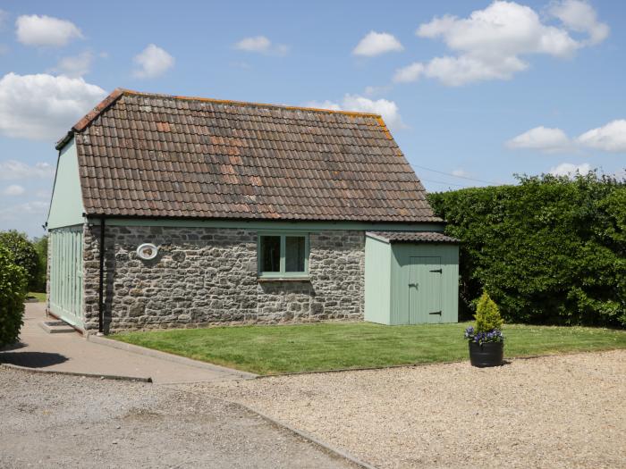 Swallow Barns, Chipping Sodbury, Gloucestershire, close to a pub and shop, historic sites, driveway.