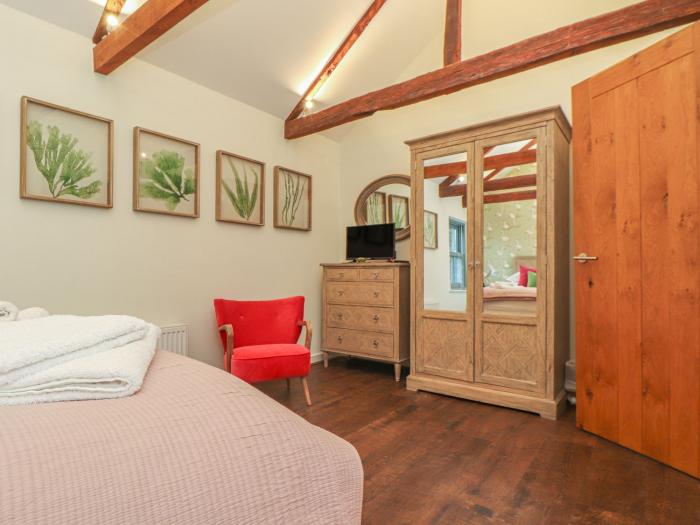 The Old Smokehouse, in Charlestown, Cornwall. Pet-friendly. Enclosed garden. Open-plan living. 2bed.