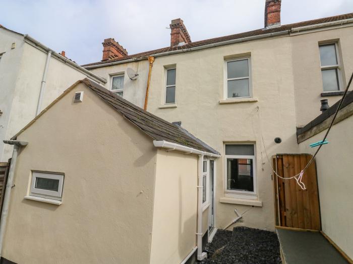 13 Oxford Street, Exeter, Devon, dog-friendly, gas fire, roadside parking available, rear courtyard.