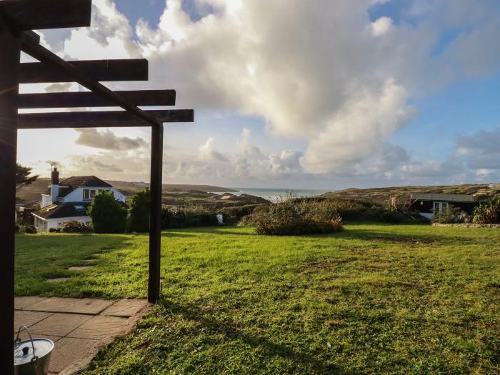 Little Seacroft is in Crantock, Cornwall. One-bedroom apartment with sea views. Romantic. Near beach