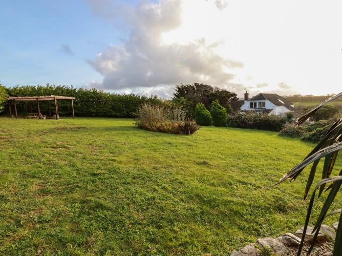 Little Seacroft is in Crantock, Cornwall. One-bedroom apartment with sea views. Romantic. Near beach