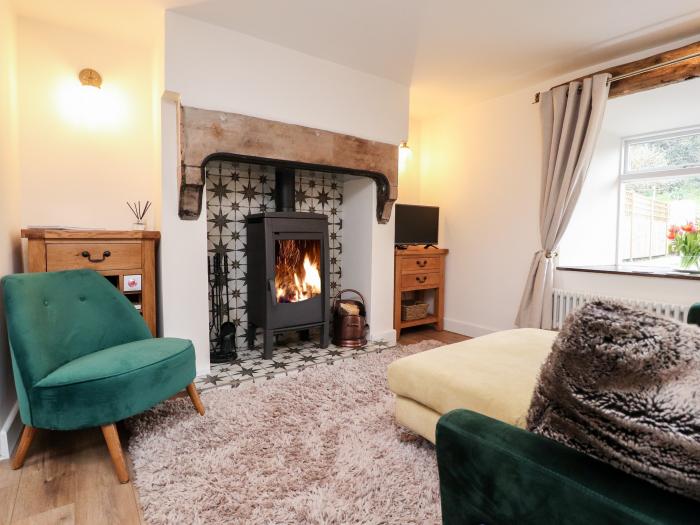 Tilly's Place, Heysham, pet-friendly, woodburning stove, near an AONB, close to beach and amenities,