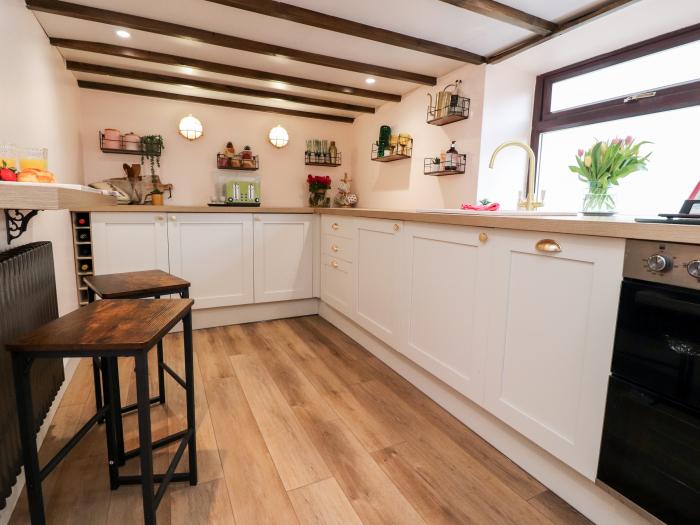 Tilly's Place, Heysham, pet-friendly, woodburning stove, near an AONB, close to beach and amenities,