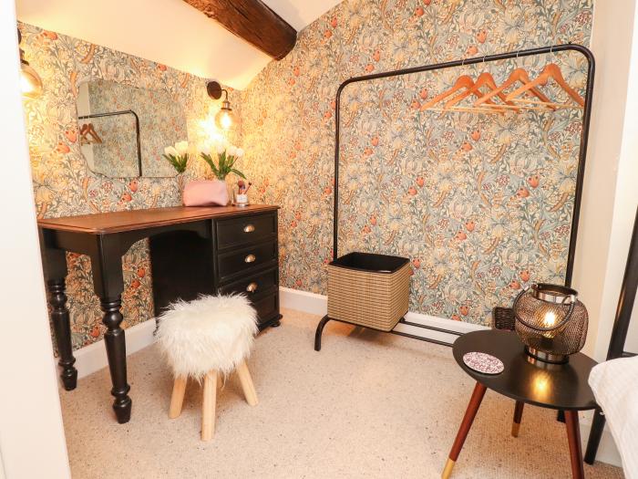 Tilly's Place, Heysham, pet-friendly, woodburning stove, near an AONB, close to beach and amenities,