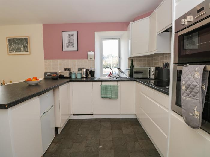 Spanish Boathouse, Galmpton, Torbay, Devon, WiFi. Near Dartmoor National Park, Open-plan, Dishwasher