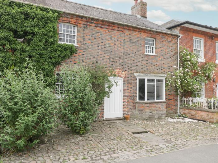 The Old Bakehouse in Avebury, Wiltshire. In an AONB. Historic. Close to amenities. Woodburning stove