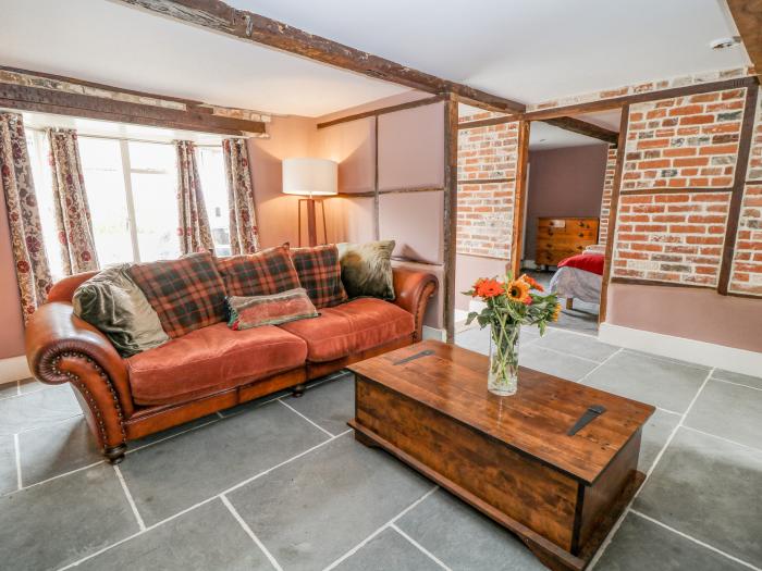 The Old Bakehouse in Avebury, Wiltshire. In an AONB. Historic. Close to amenities. Woodburning stove