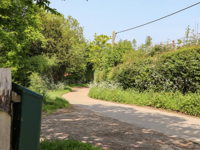 Six Acres House near Peasmarsh, East Sussex. Three-bedroom cottage with pet-friendly garden. In AONB