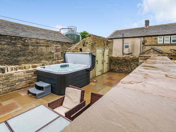 The Barn, Holmfirth, Yorkshire. Split-level. 3 bedrooms. Rural location. Pets welcome. Bike storage.