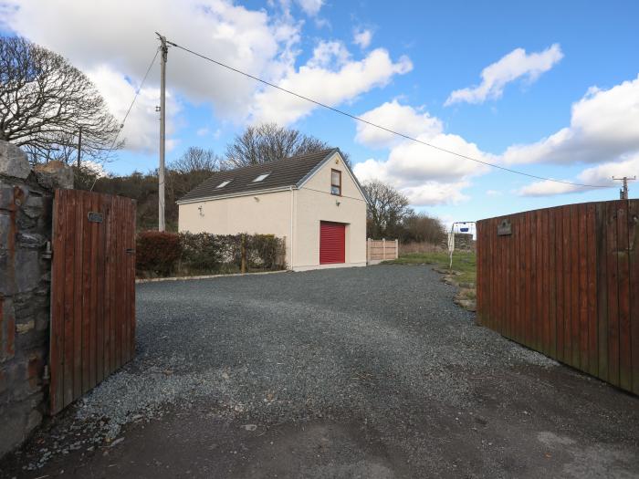 Cwt Ci, Llangefni, Anglesey, North Wales, romantic, countryside views, close to amenities and beach,