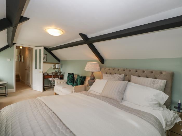 The Gate House, is in Stratton, near Cirencester, Gloucestershire. Close to amenities. Near an AONB.